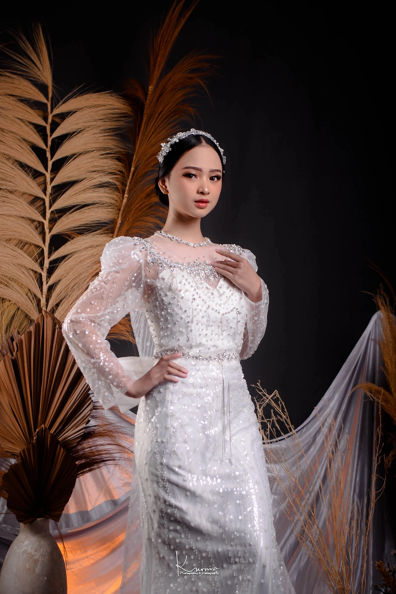 Gaun Pernikahan Ivory Satin Modern